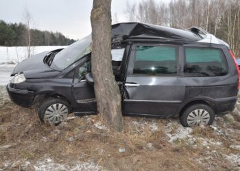 Straciła panowanie nad autem. Jedna osoba trafiła do szpitala