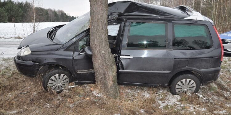 Straciła panowanie nad autem. Jedna osoba trafiła do szpitala