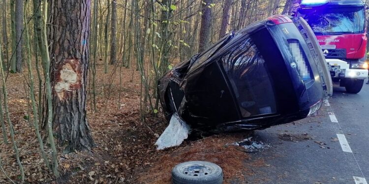 Skoda uderzyła w drzewo. Do szpitala trafiły trzy osoby