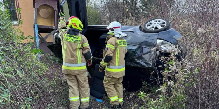 Zatrzymał się tuż przed budynkiem mieszkalnym