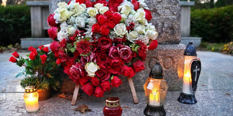 Na lubelskich cmentarzach trwają kwesty na rzecz odnowy zabytkowych nagrobków oraz jadłodajni dla osób bezdomnych i ubogich