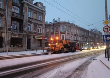 W ciągu ostatniej doby drogowcy zużyli 453 ton soli i 37 ton piasku