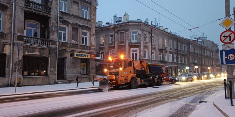 W ciągu ostatniej doby drogowcy zużyli 453 ton soli i 37 ton piasku