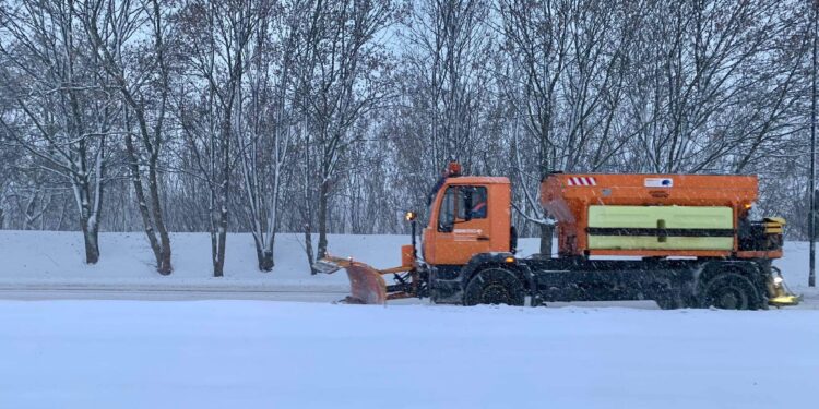 Pierwszy śnieg za oknami. Drogowcy: służby i specjalistyczny sprzęt jest przygotowany