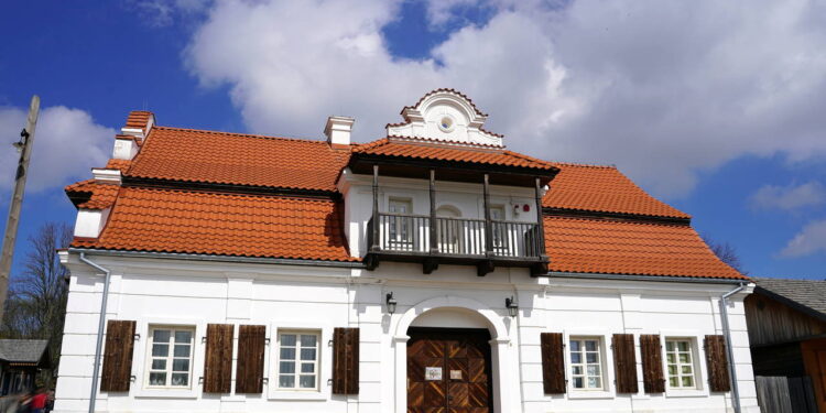 Klimy, narzuty, krajki, stroje z różnych zakątków Lubelszczyzny na wystawie w skansenie