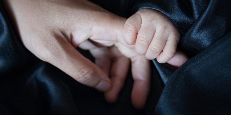 2-latka oraz jej 14-letni brat wezwali pomoc do mamy