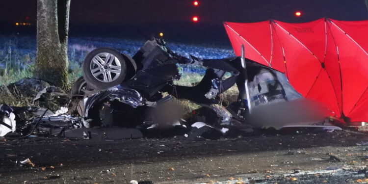 Samochód po uderzeniu w drzewo rozpadł się na kawałki. Nie żyje 31-latek