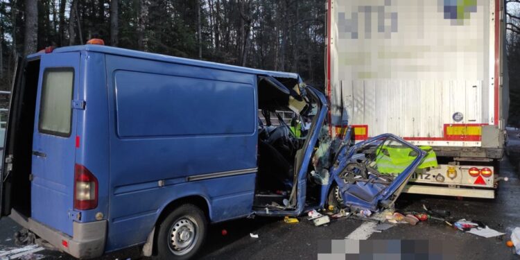 Kierująca busem wjechała w naczepę ciężarówki. Śmierć na miejscu poniosła jedna osoba