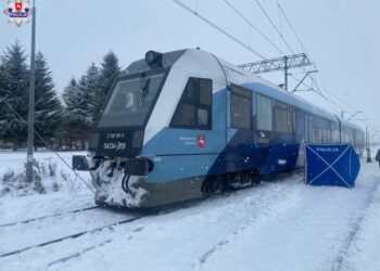 Tragedia na torach w Jaszczowie. Nie żyje 64-latek, drugi mężczyzna trafił do szpitala