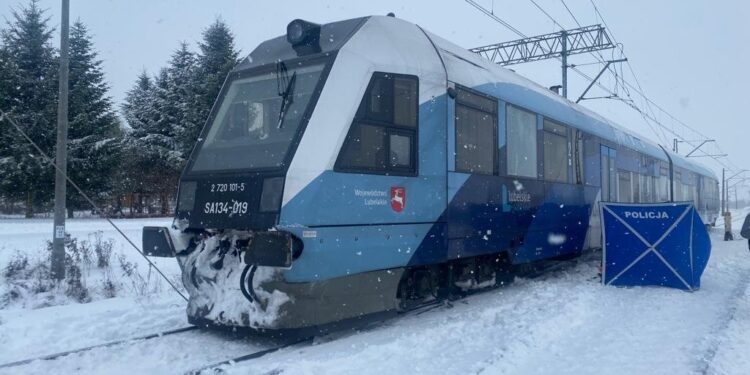 Tragedia na torach w Jaszczowie. Nie żyje 64-latek, drugi mężczyzna trafił do szpitala