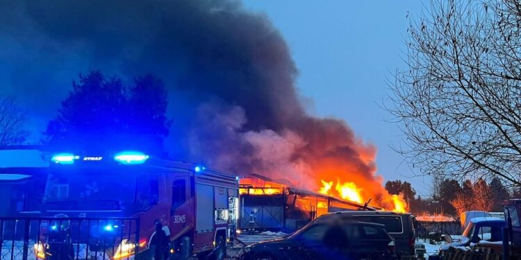 Pożar w Łuszczowie Pierwszym. Na trasie wprowadzono ruch wahadłowy
