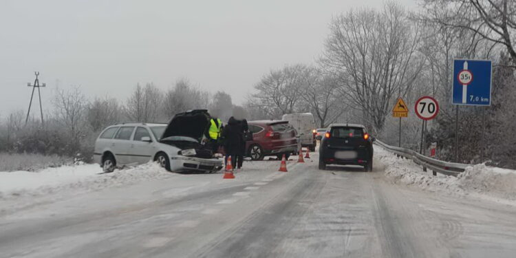Jechały środkiem drogi. Doprowadziły do czołówki