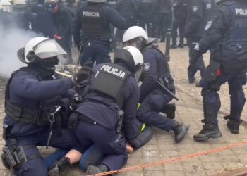 PROTESTUJĄCY ROLNICY BICI ORAZ PRYSKANI GAZEM